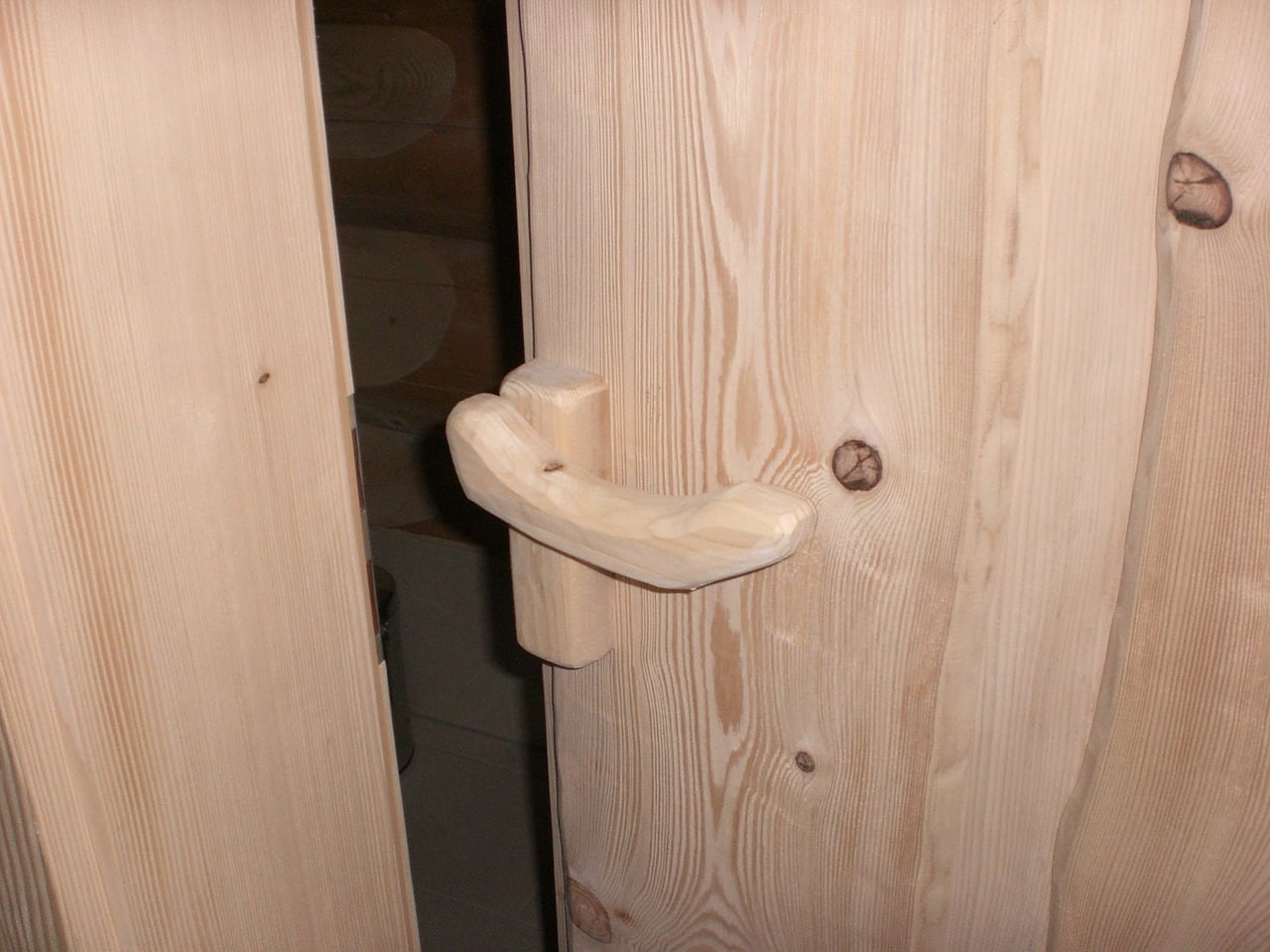 pootvorené drevené dvere s drevenou kľučkou
