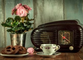 Milujete vintage v interiéri? drevena-komoda-retro-radio-porcelanova-salka-plechove-vedro-s-kvetmi-dreveny-obklad