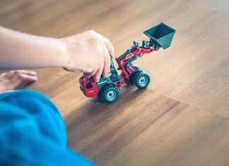 Poradíme vám, ako sa starať o drevenú podlahu drevena-podlaha-starostlivost-detska-ruka-traktor-dieta