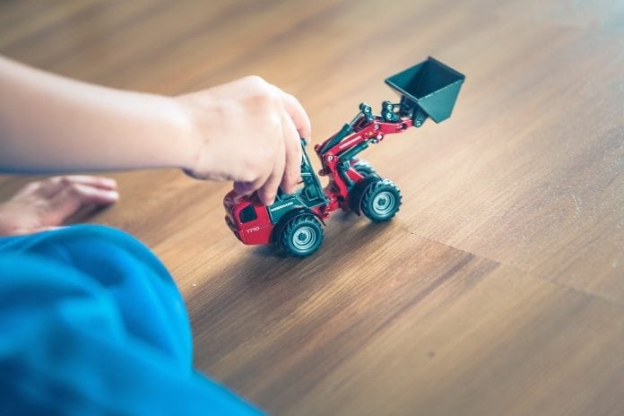 drevena-podlaha-starostlivost-detska-ruka-traktor-dieta