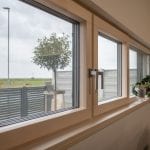 Rozhovor s výrobcom okien: „Skúsme prírode vrátiť, čo jej berieme“ okna-miestnost-ulica-strom-osvetlenie-parapeta