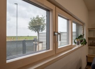 Rozhovor s výrobcom okien: „Skúsme prírode vrátiť, čo jej berieme“ okna-miestnost-ulica-strom-osvetlenie-parapeta