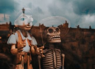Drevo ako hlavný hrdina príbehov sochy-z-dreva-vyrezane-pinocchio-smrtka