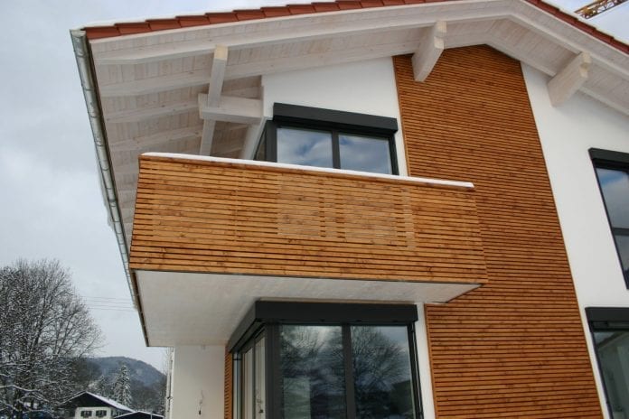 drevodom-drevostavba-detail-okno-balkon-zima-strecha-podkrovie
