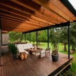 Aktuálne trendy pre vašu terasu terasa-stol-stolicky-nabytok-dizajn-zahradna-architektura-dekoracie-dom-kvety-drevo-pergola
