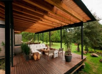 Aktuálne trendy pre vašu terasu terasa-stol-stolicky-nabytok-dizajn-zahradna-architektura-dekoracie-dom-kvety-drevo-pergola
