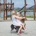 3 nápadité drevené ihriská, ktoré zaujmú deti aj dospelých jazero-detske-ihrisko-dreveny-konik-hojdacka-lana-preliezky-deti-dievcata