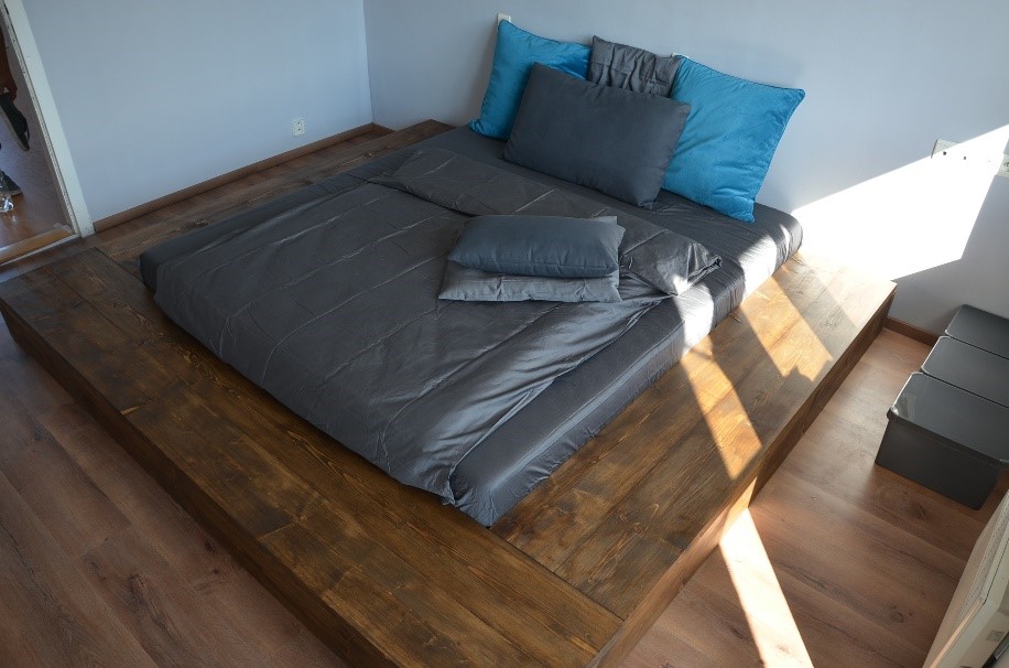 drevena-postel-jednoduchost-minimalizmus-obliecky-vankuse-perina