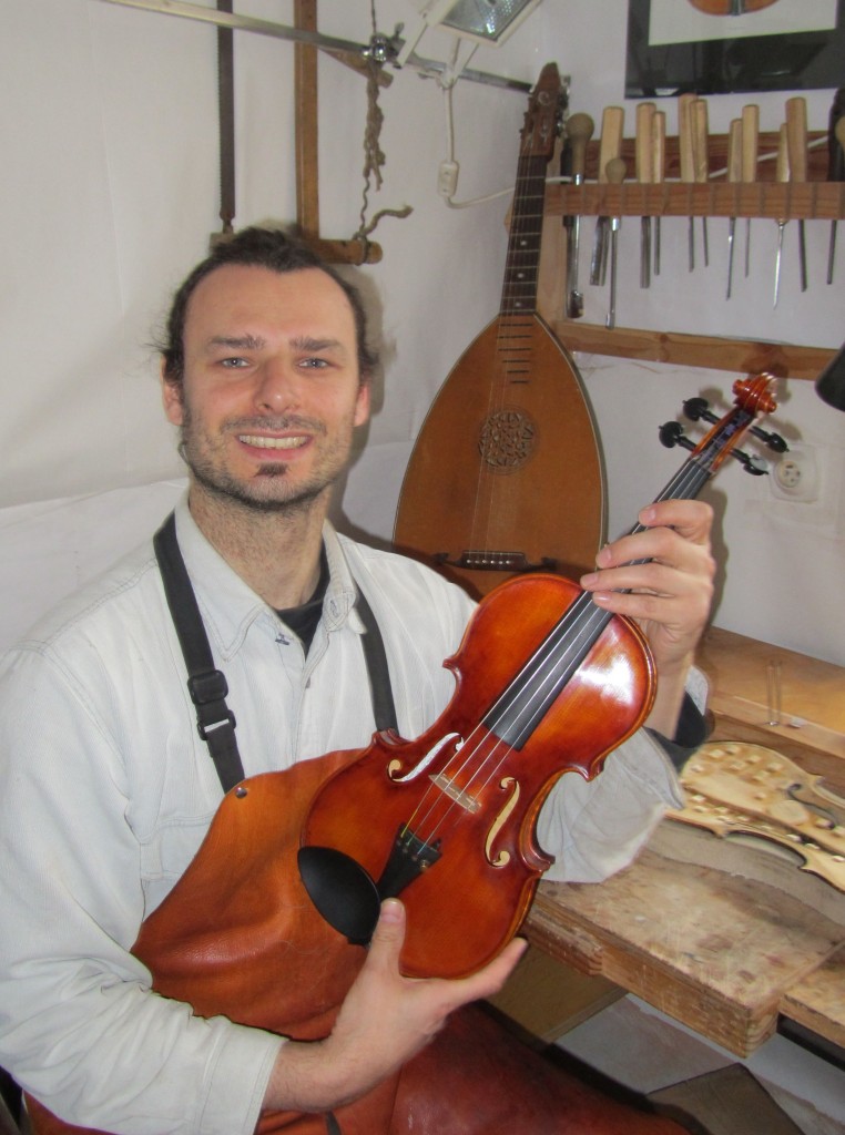 slovenský výrobca drevených hudobných nástrojov-Ľubomír Farkaš (1)