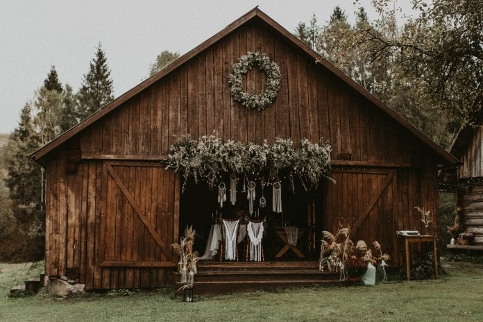 stodola-svadba-oslava-vence-drevo-stromy-priroda-stolicky-dekoracie