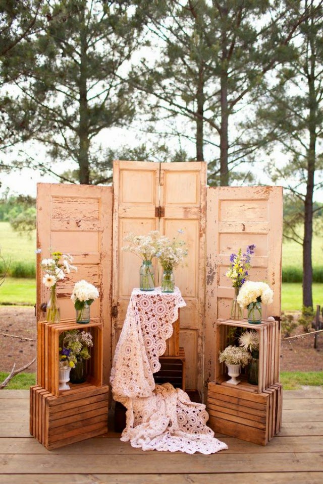 stare-dvere-dekoracia-fotostena-drevene-bednicky-svadba-kvety