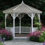 Máte starý altánok či záhradný nábytok? Pomôže krycia farba Biela krycia farba na altánok v záhrade