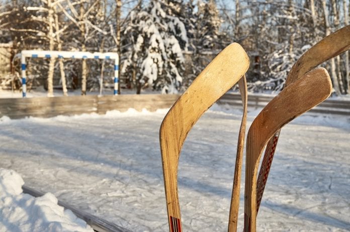 drevené sánky, drevené lyže, drevená hokejka, drevo v športe (1)