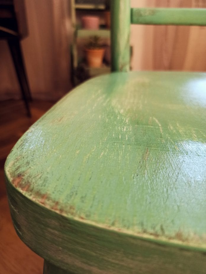 patinovanie dreva, drevená stolička