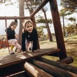 Čo by malo mať správne detské ihrisko? drevené ihrisko, drevene preliezky