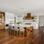 Vybrať si kuchynskú linku z masívu alebo drevotriesky?