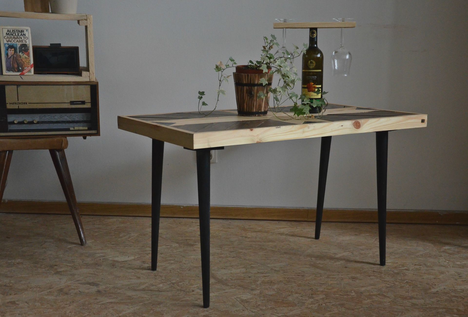 Konštrukcia stola zo starého retro stolíka zo 70. rokov a vrchná časť z prehobľovaných paletových dosiek