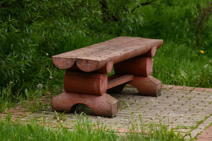 drevená lavička z guľatiny