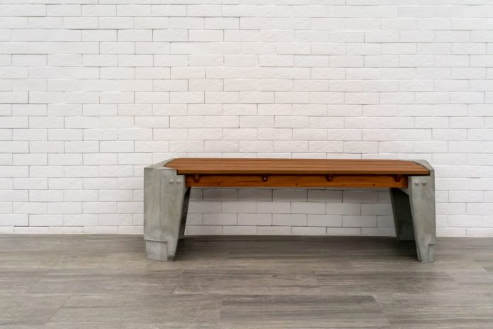 drevená lavička s betónovými nohami