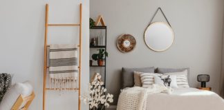 Skrášľujú aj slúžia. Drevené rebríky sú trendy doplnkom interiérov