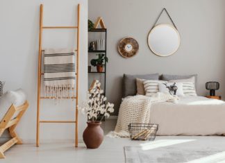Skrášľujú aj slúžia. Drevené rebríky sú trendy doplnkom interiérov