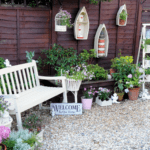 Stojany na kvety v rôznych dizajnoch ozdobia exteriér aj interiér