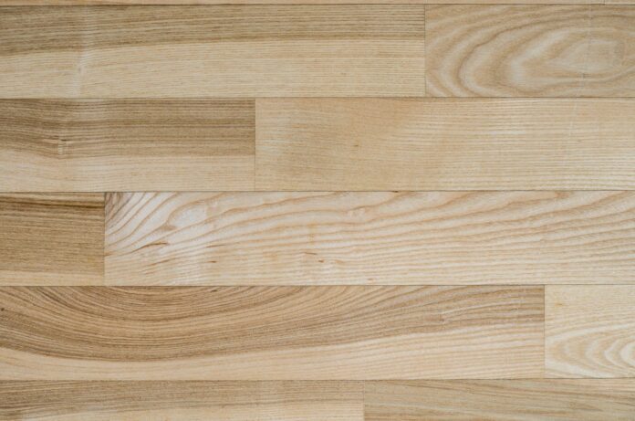 podlaha z jaseňového dreva