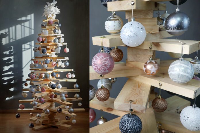 veľký vianočný stromček zostrojený z dosiek a ozdobený vianočnými guľami