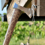 Šikovné ruky: Valaška pri boce len sa tak ligoce valaška so zdobeným poriskom