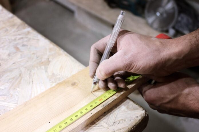 Ako vyrobiť vyvýšený záhon do záhrady - meranie a rezanie dosiek