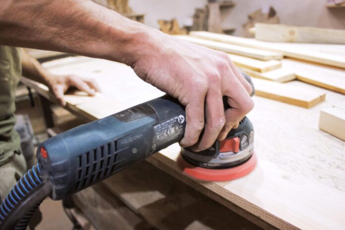 Ako vyrobiť vyvýšený záhradný záhon - brúsenie dosiek