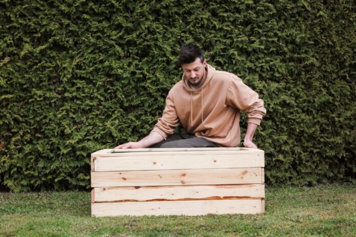 Vyvýšený záhradný záhon zhotovený z drevených paliet