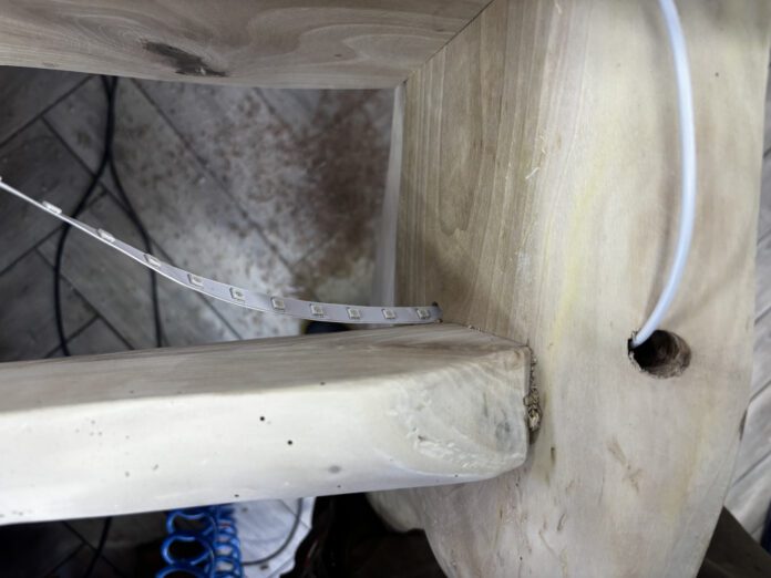 ako vyrobiť LED lampu z dreva - otvory na káble